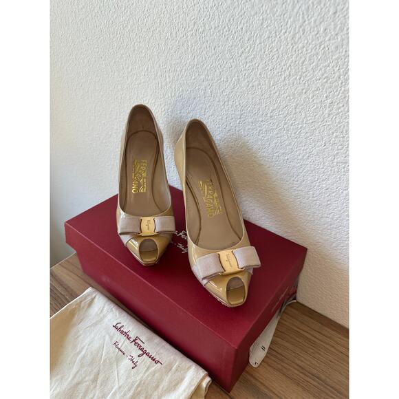 Ferragamo Gilia Nude Patent Leather Peep-Toe Heels Size 7 w/ Box & Dust Bag - Picture 2 of 3